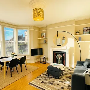 Bright, Spacious With Off-road Parking Apartment Bath