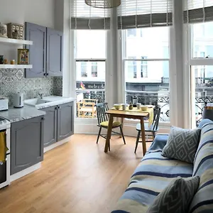 Striking Seaside One Bed Balcony Flat In Brighton